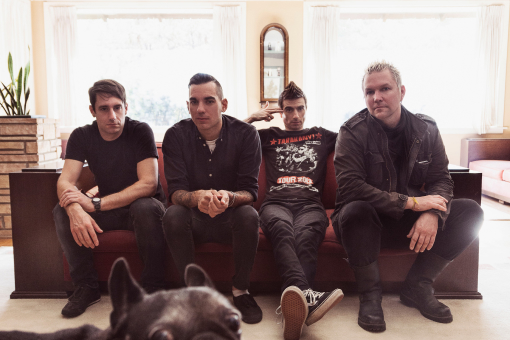 Die Band Anti-Flag auf dem Sofa